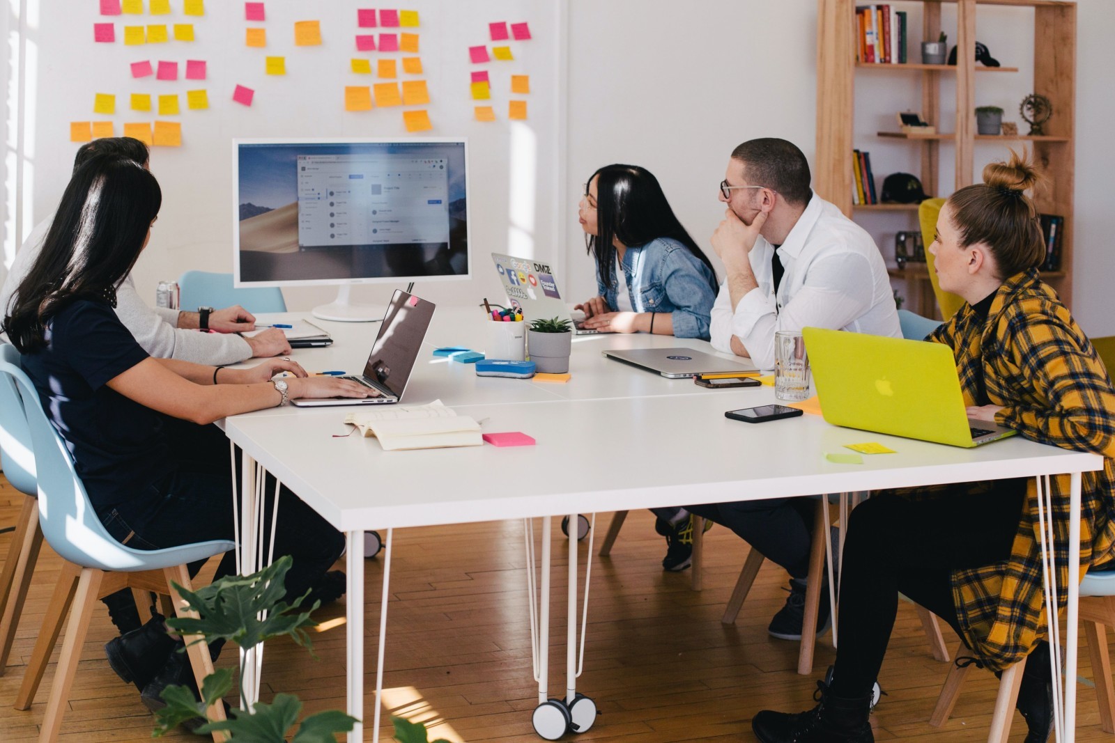 Team meeting with a user presenting on screen